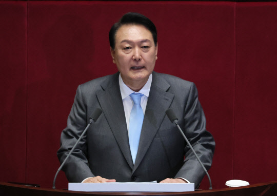 윤석열 대통령이 16일 국회 본회의장에서 취임 후 첫 시정연설을 하고 있다. 연합뉴스